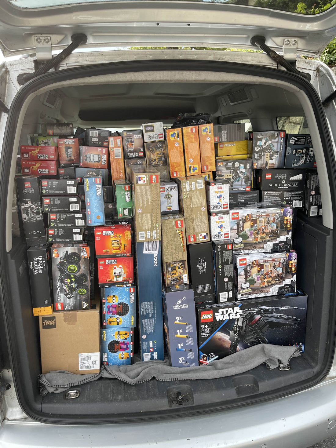 Vollgepacktes Mietauto beim LEGO-Sammlungsankauf in der Nähe von Bayreuth