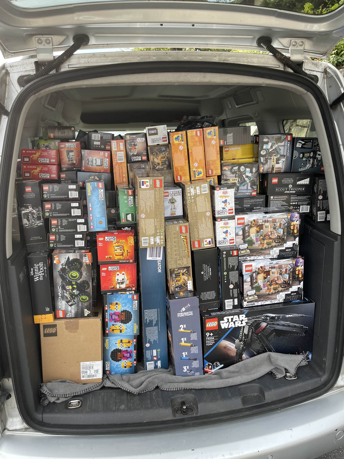 Vollgepacktes Mietauto beim LEGO-Sammlungsankauf in der Nähe von Bayreuth