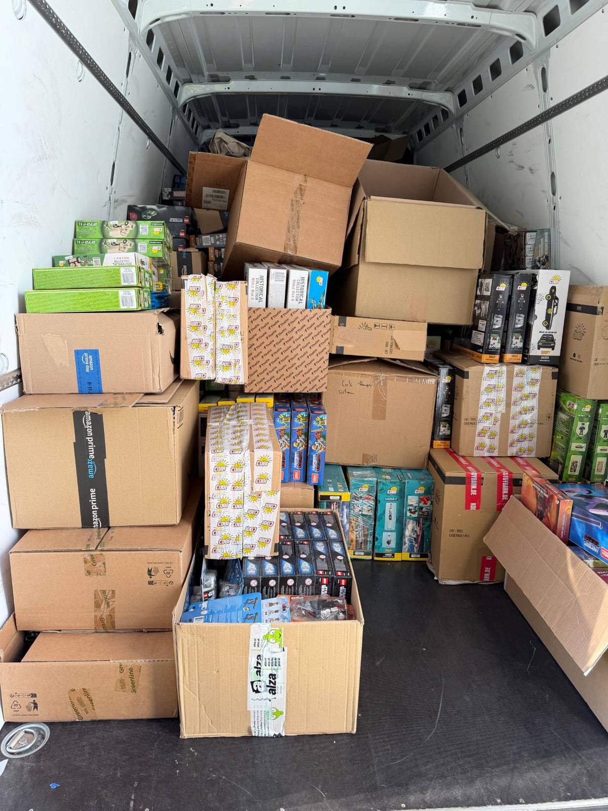 Mit Kartons und originalverpackten Sets beladener Transporter nach einer Abholung
