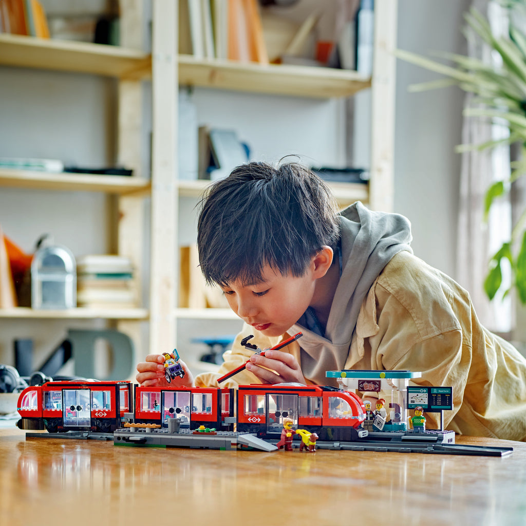 LEGO City Straßenbahn mit Haltestelle (60423) – Originalverpackung, Ansicht 2